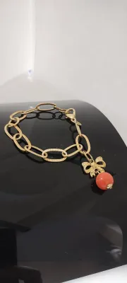 Pulseira Feminina Dourada com Pingente Laço e Esfera Coral