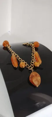 Pulseira Feminina Dourada com Pedras Marmorizadas Caramelo