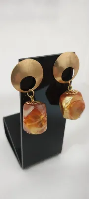 Brinco Feminino Dourado com Pedra Marmorizada Caramelo