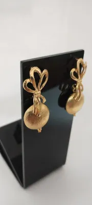 Brinco Dourado Laço com Pingente Texturizado