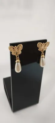 Brinco Dourado Borboleta Filigrana com Gota de Pérola
